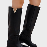 Dolores - Botas Negras con V Burdeos de Piel Sintética con Cuña Interna