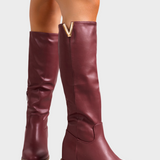 Sofía - Botas con V Burdeos de Piel Sintética con Cuña Interna