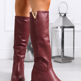 Sofía - Botas con V Burdeos de Piel Sintética con Cuña Interna