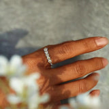 Anillo ajustable con margarita pintada a mano de esmalte