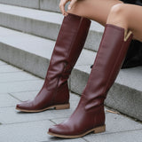 Sofía - Botas con V Burdeos de Piel Sintética con Cuña Interna