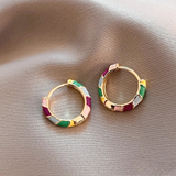 Elegantes pendientes de oro con esmalte colorido