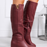 Sofía - Botas con V Burdeos de Piel Sintética con Cuña Interna