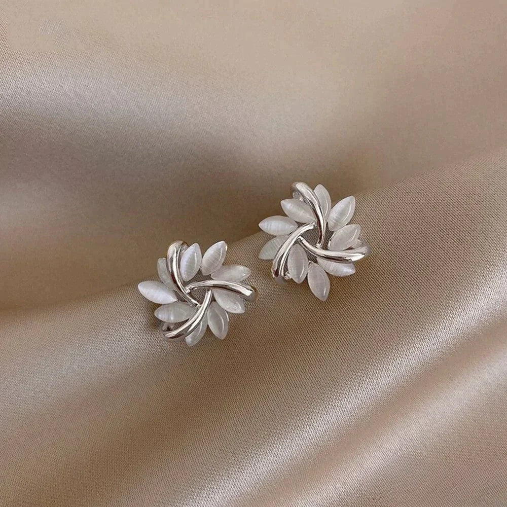 Elegantes pendientes de oro con exquisitos motivos de flores de ópalo
