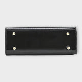 Bolso de mano con estampado de cocodrilo brillante